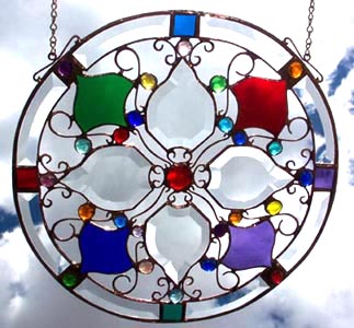 This stylish glass mandala expresses the radiant glow of a beautiful blossom.